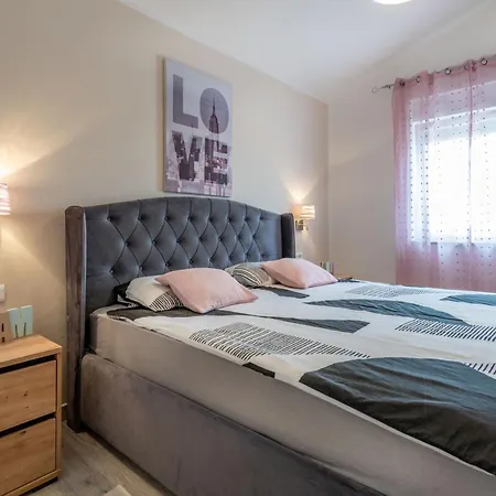 Nora, A Private With Pool Minutes From The Vakantiehuis Krmed