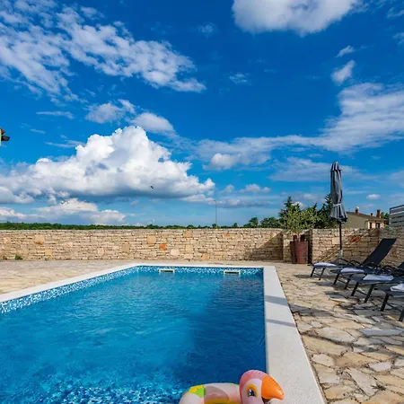 Nora, A Private With Pool Minutes From The