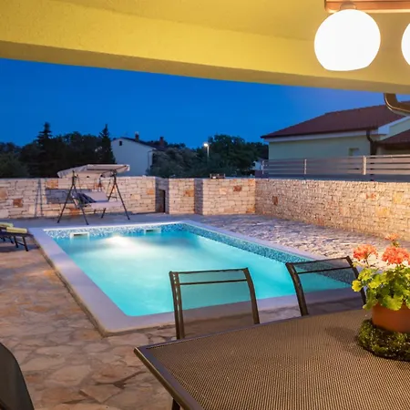 Nora, A Private With Pool Minutes From The