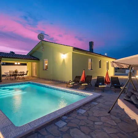 Nora, A Private With Pool Minutes From The Holiday home