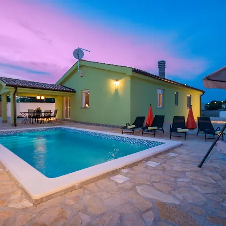 Nora, A Private With Pool Minutes From The *