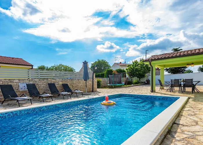 Nora, A Private With Pool Minutes From The